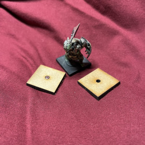 25mm MDF-bas, Fyrkantig med magnethål