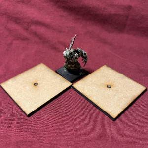 50mm MDF-bas, Fyrkantig med magnethål