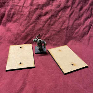 75x50mm MDF-bas, Rektangulär med magnethål